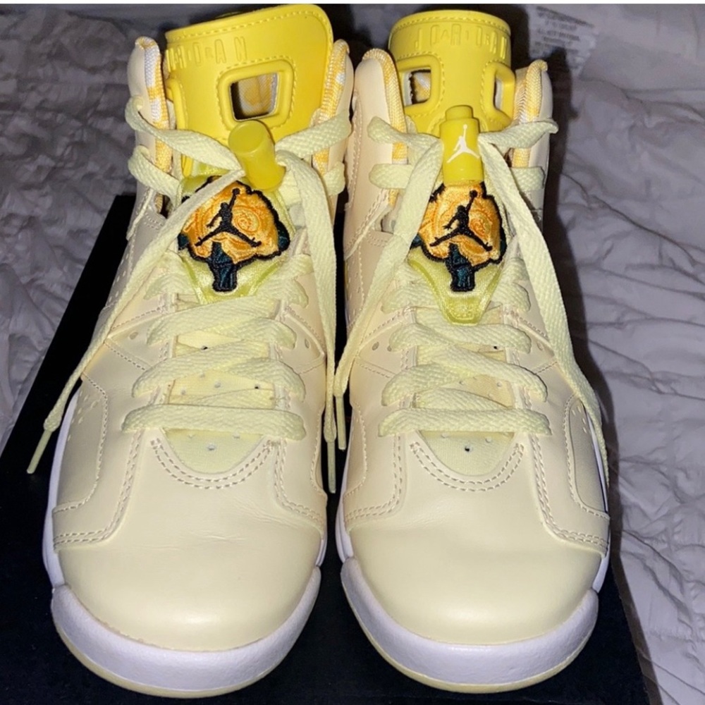 Jordan sneakers size 4 - Picture 2 of 2